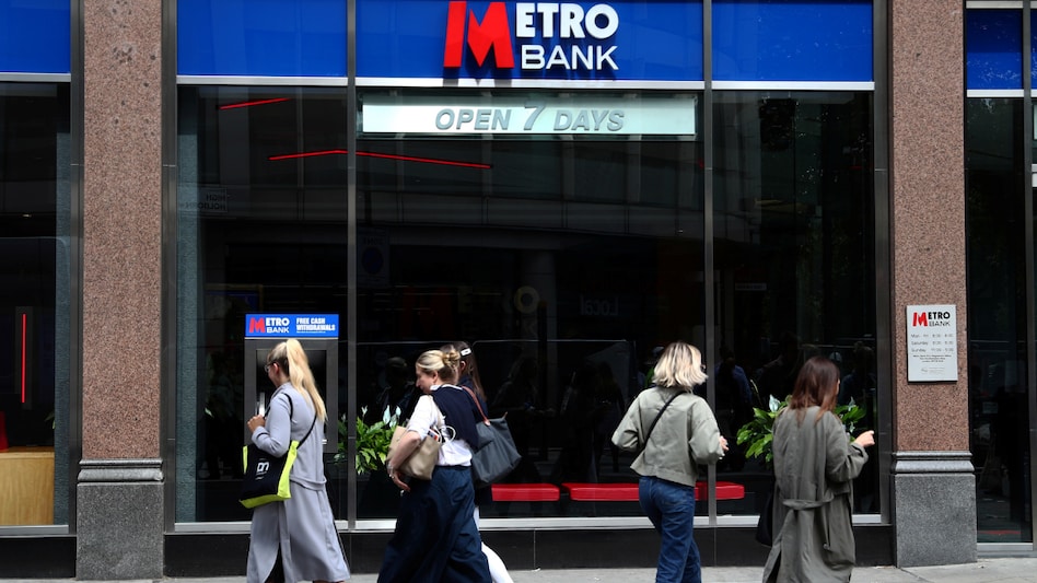 People familiar with the situation told Reuters on Wednesday that Metro Bank was exploring options to raise as much 600 million pounds ($728.52 million) in debt and equity financing People familiar with the situation told Reuters on Wednesday that Metro Bank was exploring options to raise as much 600 million pounds ($728.52 million) in debt and equity financing