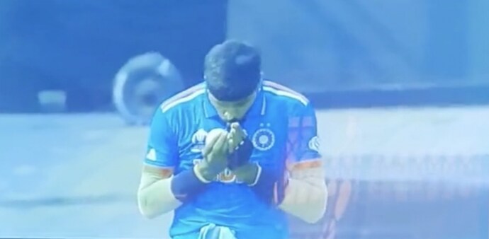 Pandya can be seen holding the ball, whispering something to it. Pandya can be seen holding the ball, whispering something to it.