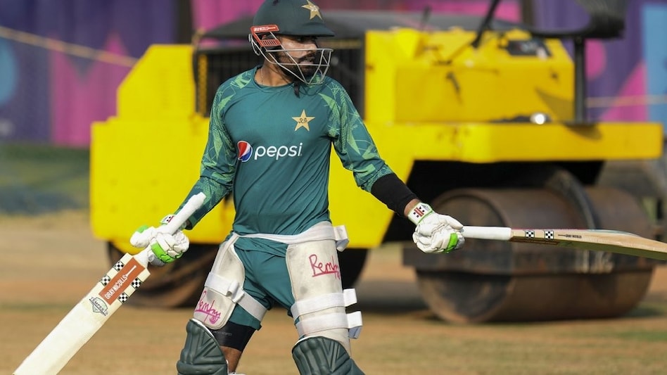 Former Pakistan cricket great Waqar Younis backed the current captain Babar Azam after his leaked chat Former Pakistan cricket great Waqar Younis backed the current captain Babar Azam after his leaked chat