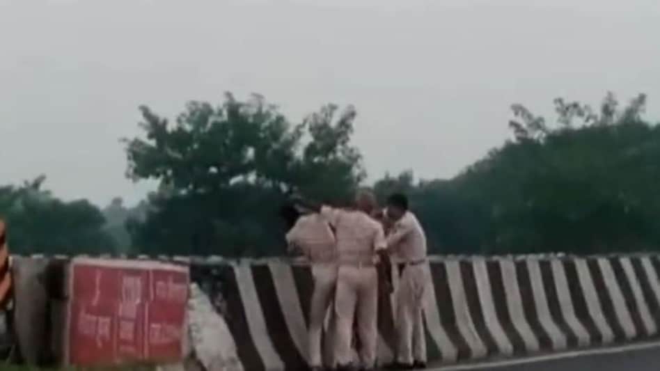 The incident reportedly took place, near the Dhodhi Canal Bridge in the Fakuli OP area of Muzaffarpur district. The incident reportedly took place, near the Dhodhi Canal Bridge in the Fakuli OP area of Muzaffarpur district.