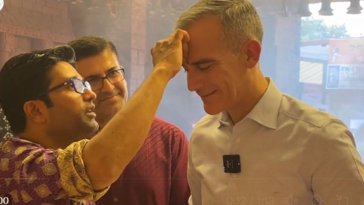 US Ambassador to India Eric Garcetti on Saturday visited a Durga Puja pandal in Delhi's Chittaranjan Park (CR Park) US Ambassador to India Eric Garcetti on Saturday visited a Durga Puja pandal in Delhi's Chittaranjan Park (CR Park)