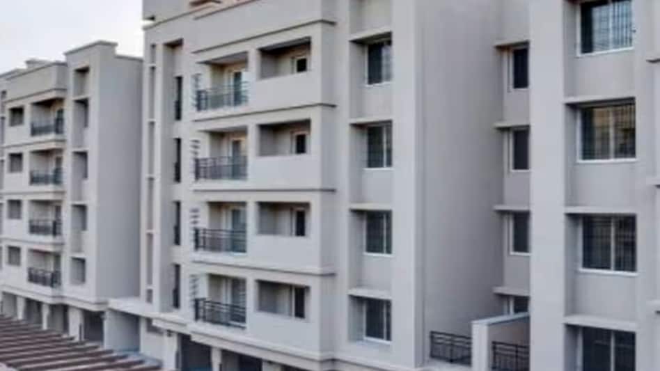 The flats will be available in Narela, Dwarka, Sector 19B, Dwarka Sector-14, Vasant Kunj and Loknayak Puram. The flats will be available in Narela, Dwarka, Sector 19B, Dwarka Sector-14, Vasant Kunj and Loknayak Puram.