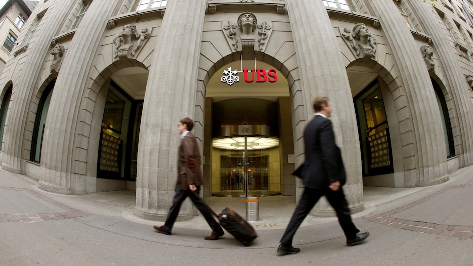 UBS attracted a combined total of $18 billion in net new assets in wealth management, of which $3 billion originated from Credit Suisse. UBS attracted a combined total of $18 billion in net new assets in wealth management, of which $3 billion originated from Credit Suisse.