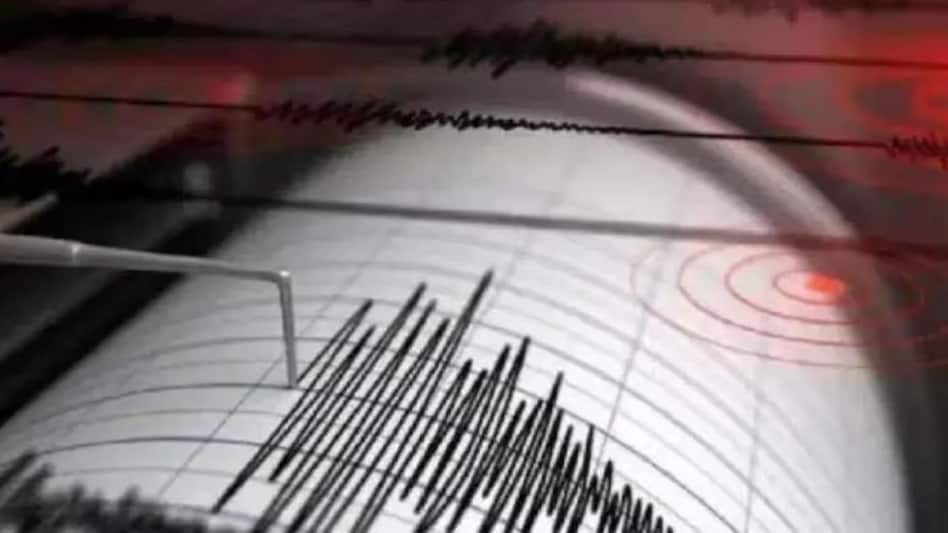 Strong earthquake tremors felt in Delhi Strong earthquake tremors felt in Delhi