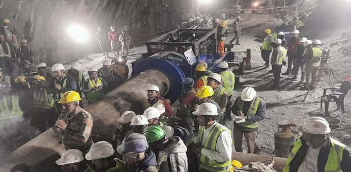 A US-made auger machine was placed at the site to drill and push in pipes to save the developed snag A US-made auger machine was placed at the site to drill and push in pipes to save the developed snag