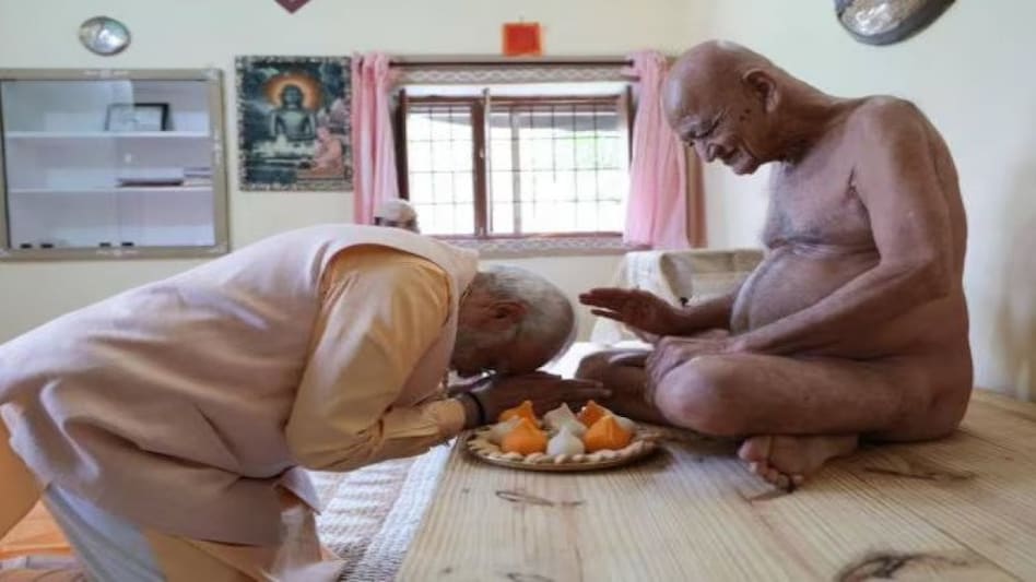 Acharya Vidyasagar Maharaj is deeply immersed in the study and practice of Jain scriptures and philosophy. Acharya Vidyasagar Maharaj is deeply immersed in the study and practice of Jain scriptures and philosophy.