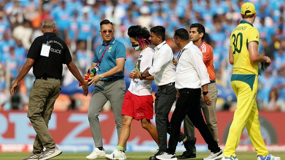 IND VS AUS, WC 2023 final: Palestinian supporter breaches security to meet Virat Kohli, arrested IND VS AUS, WC 2023 final: Palestinian supporter breaches security to meet Virat Kohli, arrested