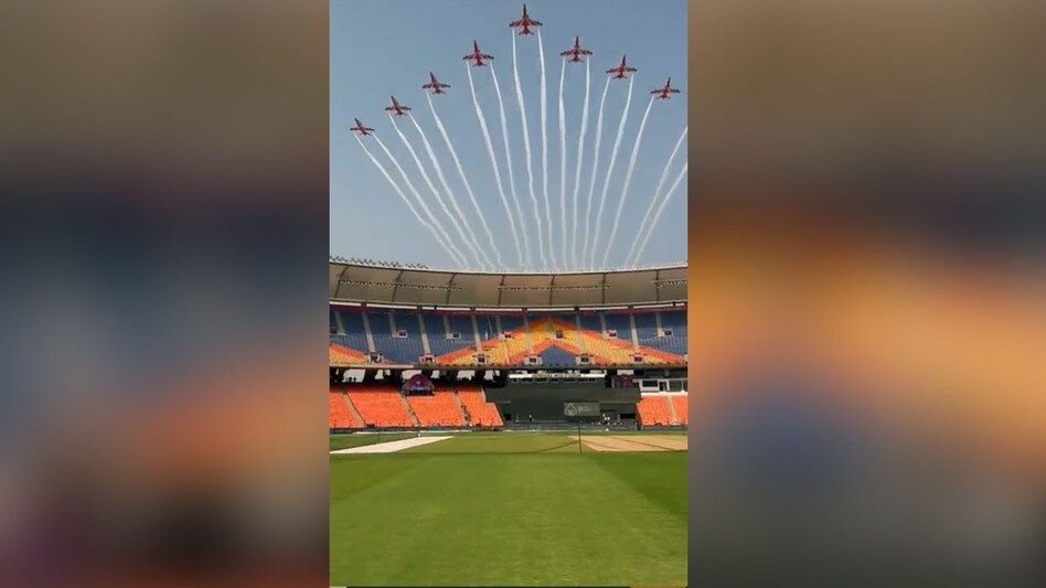 Their show is distinguished by loop manoeuvres in triumph formation, barrel roll manoeuvres, and planes forming diverse shapes in the sky. Their show is distinguished by loop manoeuvres in triumph formation, barrel roll manoeuvres, and planes forming diverse shapes in the sky.