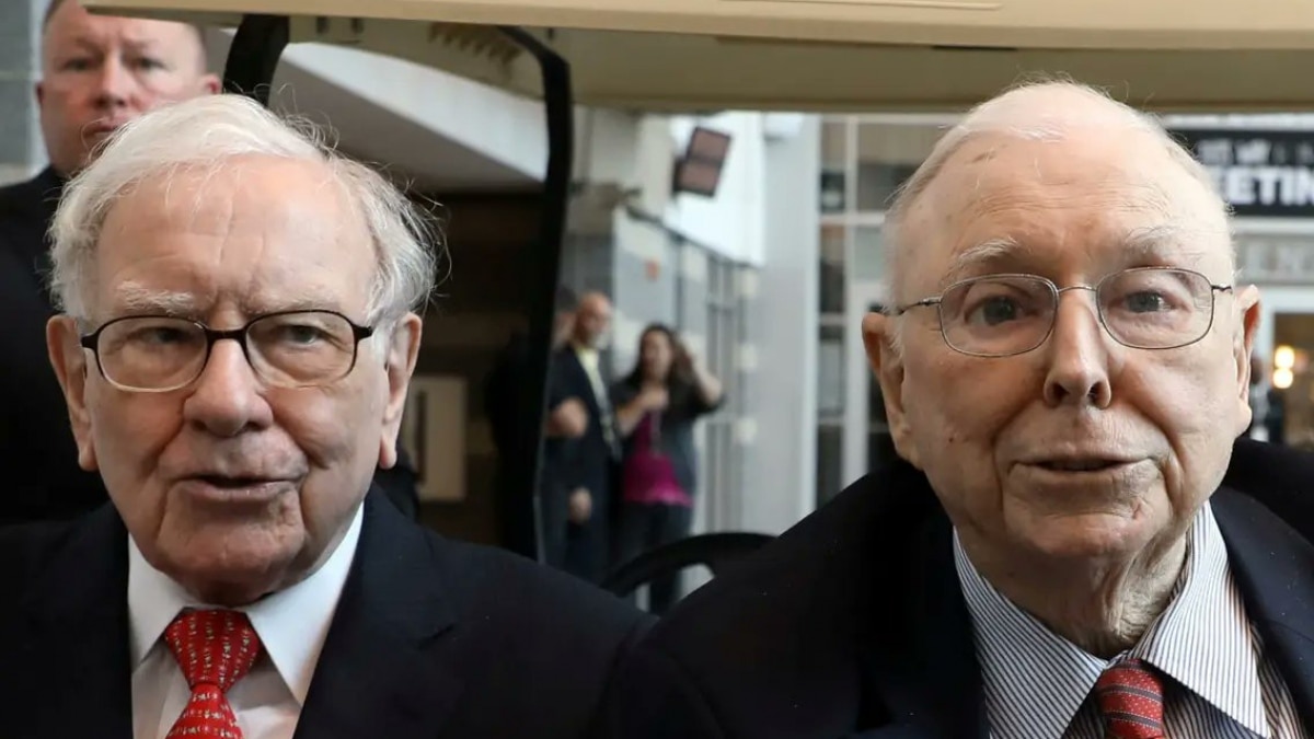 Warren Buffett with Charlie Munger, who passed away at the age of 99 Warren Buffett with Charlie Munger, who passed away at the age of 99