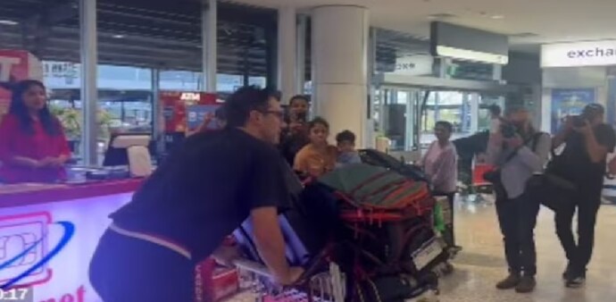 Subdued welcome for Australia captain Pat Cummins at Sydney airport after World Cup win leaves internet mystified Subdued welcome for Australia captain Pat Cummins at Sydney airport after World Cup win leaves internet mystified