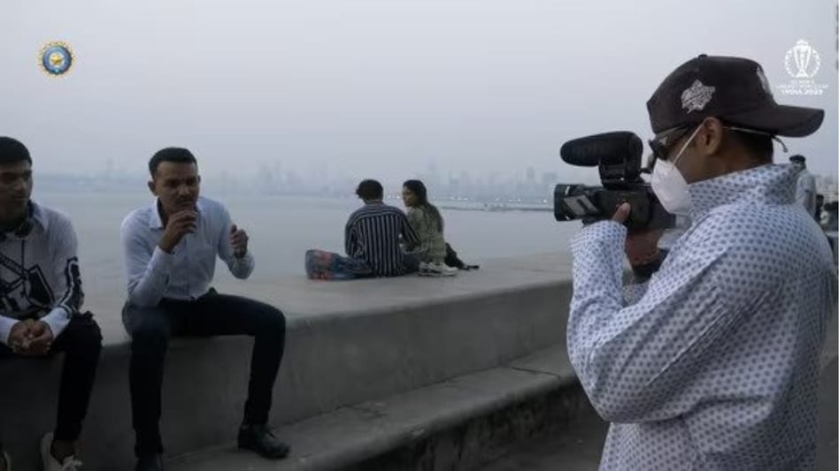 Prior to hitting the streets, Yadav took careful measures to conceal his true identity. In the shared video, he sported a full-sleeved shirt to mask his distinctive tattoos Prior to hitting the streets, Yadav took careful measures to conceal his true identity. In the shared video, he sported a full-sleeved shirt to mask his distinctive tattoos