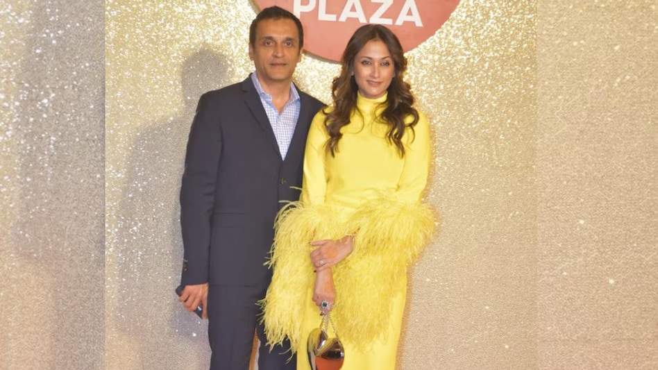 Dressed in a vibrant yellow gown adorned with feathered sleeves, Gayatri Joshi exuded grace and resilience at the event, while Vikas Oberoi opted for a distinguished blue suit Dressed in a vibrant yellow gown adorned with feathered sleeves, Gayatri Joshi exuded grace and resilience at the event, while Vikas Oberoi opted for a distinguished blue suit