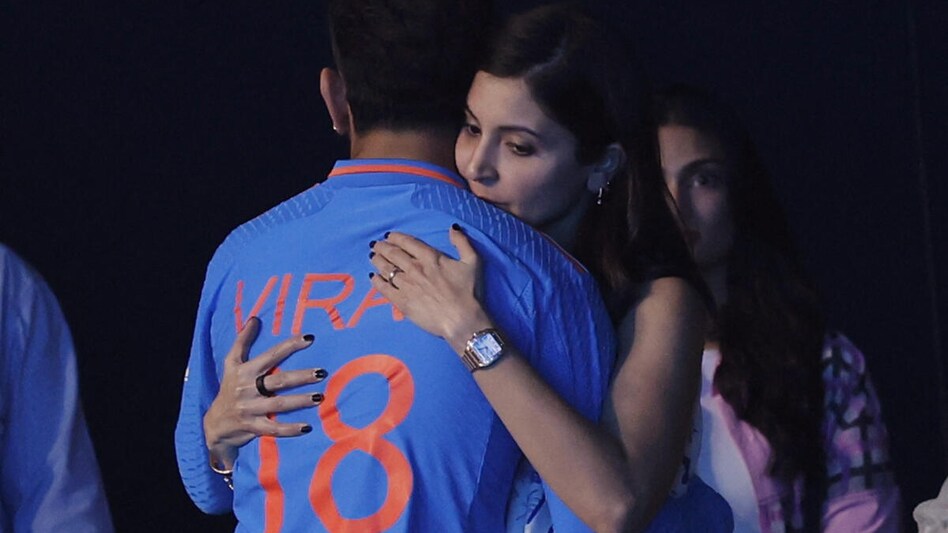 It can be seen that after India's World Cup 2023 final loss to Australia, an upset and disheartened Virat approached his wife, Anushka Sharma, in the stands and hugged her It can be seen that after India's World Cup 2023 final loss to Australia, an upset and disheartened Virat approached his wife, Anushka Sharma, in the stands and hugged her