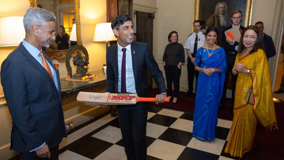 S Jaishankar gifts bat signed by Virat Kohli to Rishi Sunak S Jaishankar gifts bat signed by Virat Kohli to Rishi Sunak
