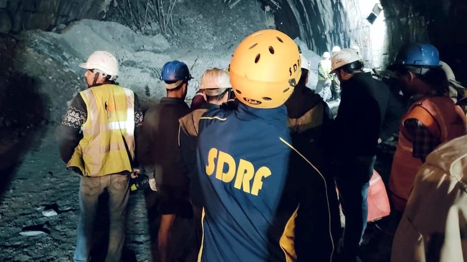 Uttarkashi: Rescue operations on at underconstruction tunnel on Yamunotri National Highway, 40 workers still stuck Uttarkashi: Rescue operations on at underconstruction tunnel on Yamunotri National Highway, 40 workers still stuck