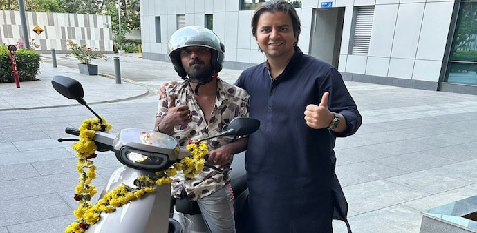 Ola CEO Bhavish Aggarwal says his team is already working over 70 hours Ola CEO Bhavish Aggarwal says his team is already working over 70 hours