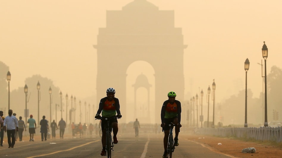 Delhi air pollution remained in 'severe' category on Thursday with AQI above 421. Delhi air pollution remained in 'severe' category on Thursday with AQI above 421.