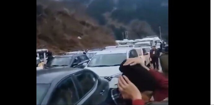 The National Highway leading to the Atal Tunnel, a crucial artery for accessing Manali, has become a bottleneck. The National Highway leading to the Atal Tunnel, a crucial artery for accessing Manali, has become a bottleneck.