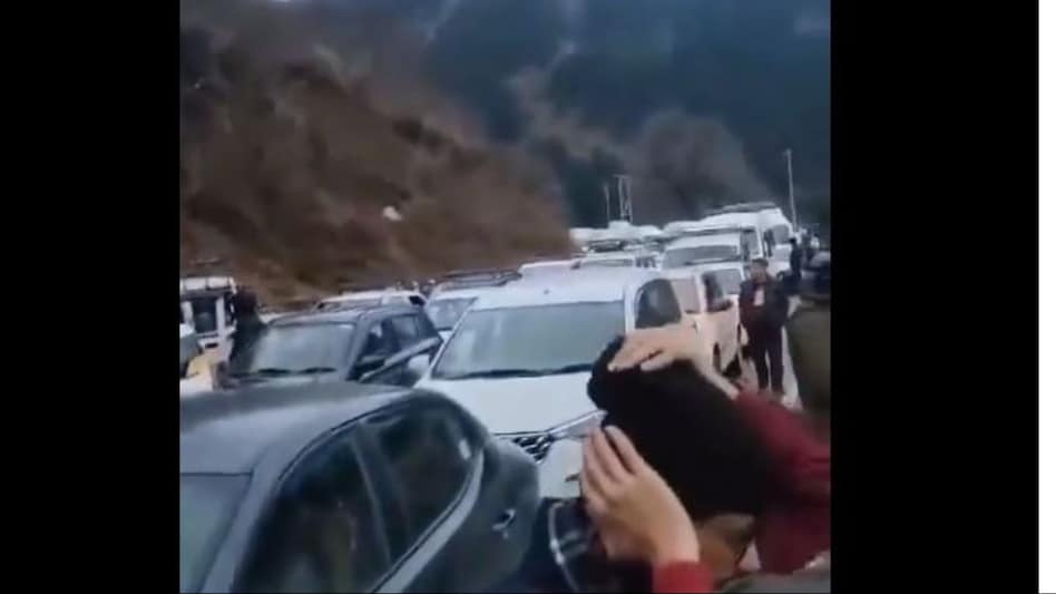 The National Highway leading to the Atal Tunnel, a crucial artery for accessing Manali, has become a bottleneck. The National Highway leading to the Atal Tunnel, a crucial artery for accessing Manali, has become a bottleneck.