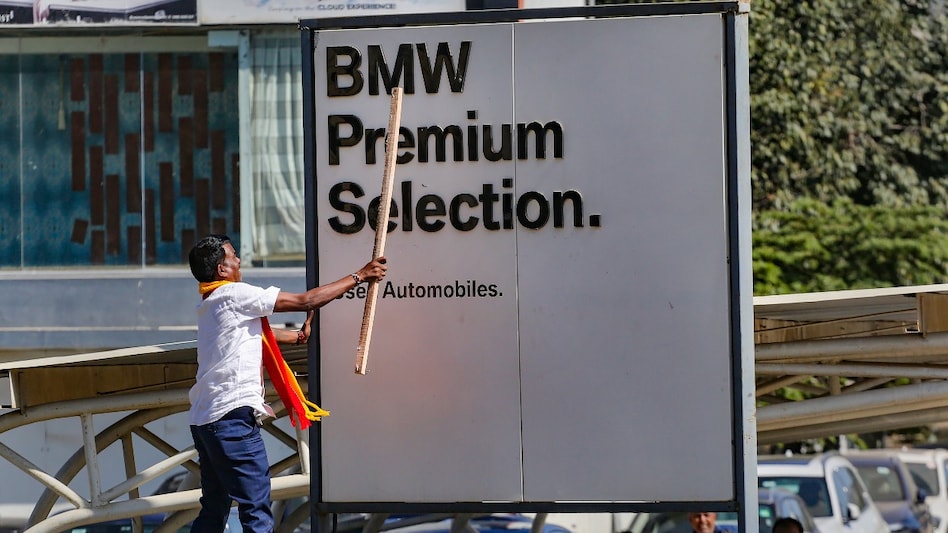 Influencer's invitation to companies to re-locate to Bihar sparks meme fest amid Kannada language protest in Bengaluru Influencer's invitation to companies to re-locate to Bihar sparks meme fest amid Kannada language protest in Bengaluru