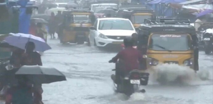 Visuals from Courtallam and Manimutharu Waterfalls depict the effects of torrential rainfall in Tirunelveli, Tamil Nadu. Visuals from Courtallam and Manimutharu Waterfalls depict the effects of torrential rainfall in Tirunelveli, Tamil Nadu.