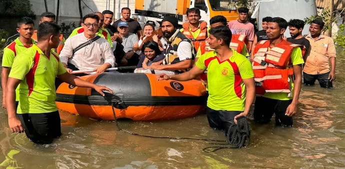 While sharing this update, he also shared two pictures where it can be seen that boats were deployed to rescue the passengers, and Aamir Khan can also be seen sitting on the boat While sharing this update, he also shared two pictures where it can be seen that boats were deployed to rescue the passengers, and Aamir Khan can also be seen sitting on the boat