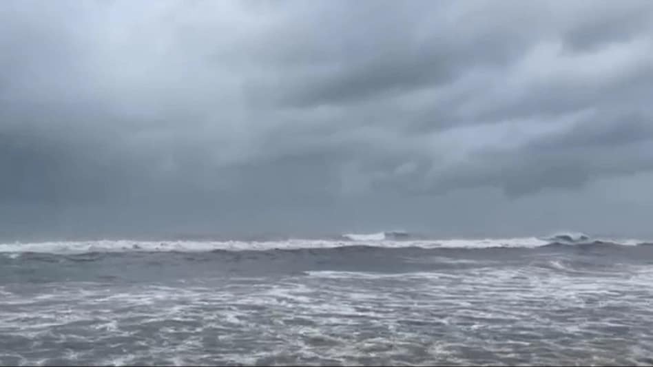 Today, December 4, the storm will move parallel to the coast Today, December 4, the storm will move parallel to the coast