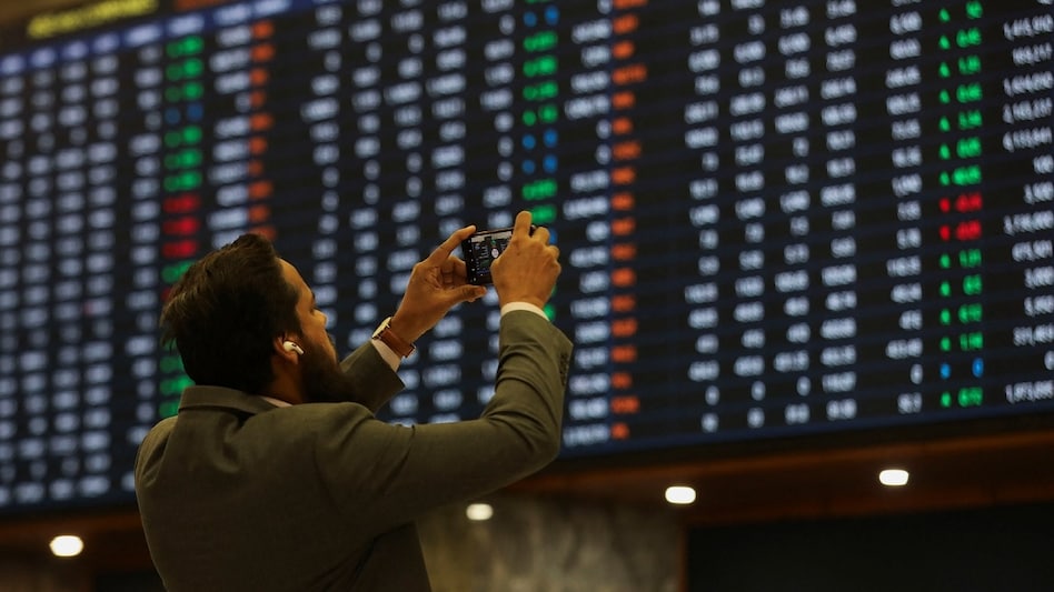 Pakistan stock market becomes fastest growing in South Asia in last 2 months; Pak netizens ask 'what about high inflation' Pakistan stock market becomes fastest growing in South Asia in last 2 months; Pak netizens ask 'what about high inflation'