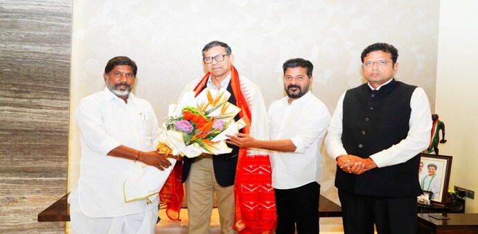 Telangana Chief Minister Revanth Reddy on Sunday felicitated former RBI Governor Raghuram Rajan Telangana Chief Minister Revanth Reddy on Sunday felicitated former RBI Governor Raghuram Rajan