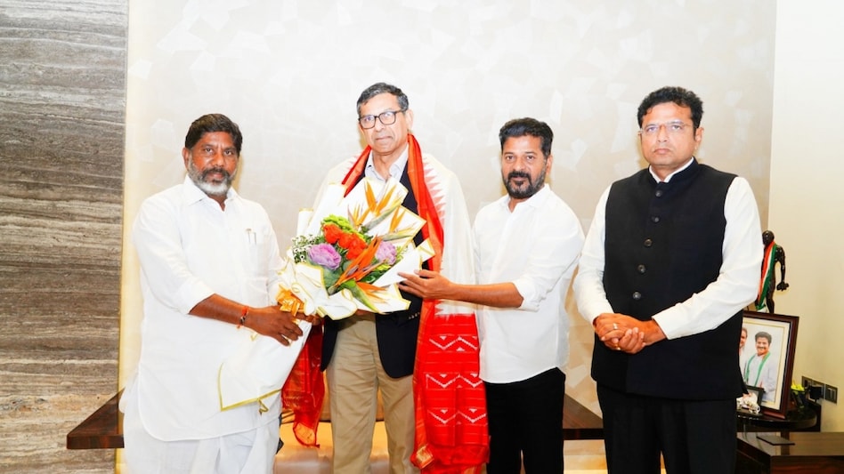 Telangana Chief Minister Revanth Reddy on Sunday felicitated former RBI Governor Raghuram Rajan Telangana Chief Minister Revanth Reddy on Sunday felicitated former RBI Governor Raghuram Rajan