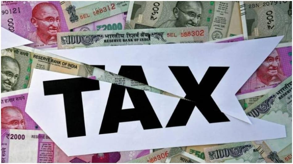 According to Section 234F of the Income Tax Act, a delay in filing attracts a late filing fee of Rs 5,000 on those who fail to file their tax returns before the normal due date. According to Section 234F of the Income Tax Act, a delay in filing attracts a late filing fee of Rs 5,000 on those who fail to file their tax returns before the normal due date.