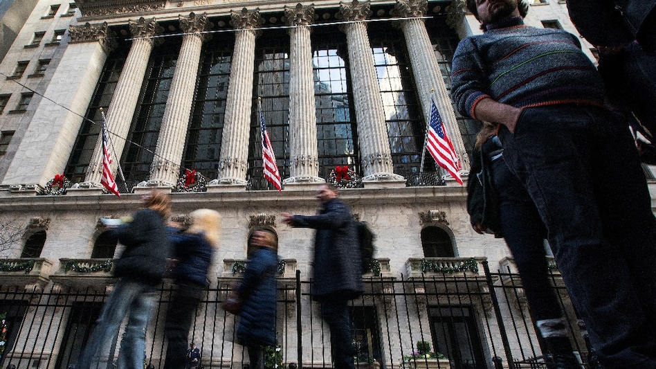 S&P, Nasdaq extend year-start skid to three; Dow higher on financials S&P, Nasdaq extend year-start skid to three; Dow higher on financials