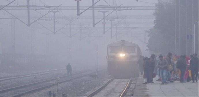 Several Delhi-bound trains are delayed due to fog Several Delhi-bound trains are delayed due to fog