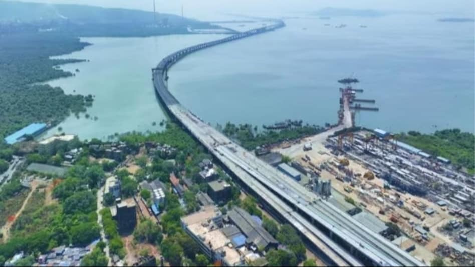 The MTHL is a six-lane sea link, with 16.50 kilometres of the stretch on sea and 5.50 kilometres on land. The MTHL is a six-lane sea link, with 16.50 kilometres of the stretch on sea and 5.50 kilometres on land.