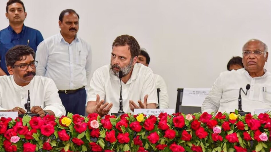 (L-R): Jharkhand Chief Minister and JMM leader Hemant Soren with Congress leaders Rahul Gandhi and Mallikarjun Kharge. (PTI) (L-R): Jharkhand Chief Minister and JMM leader Hemant Soren with Congress leaders Rahul Gandhi and Mallikarjun Kharge. (PTI)