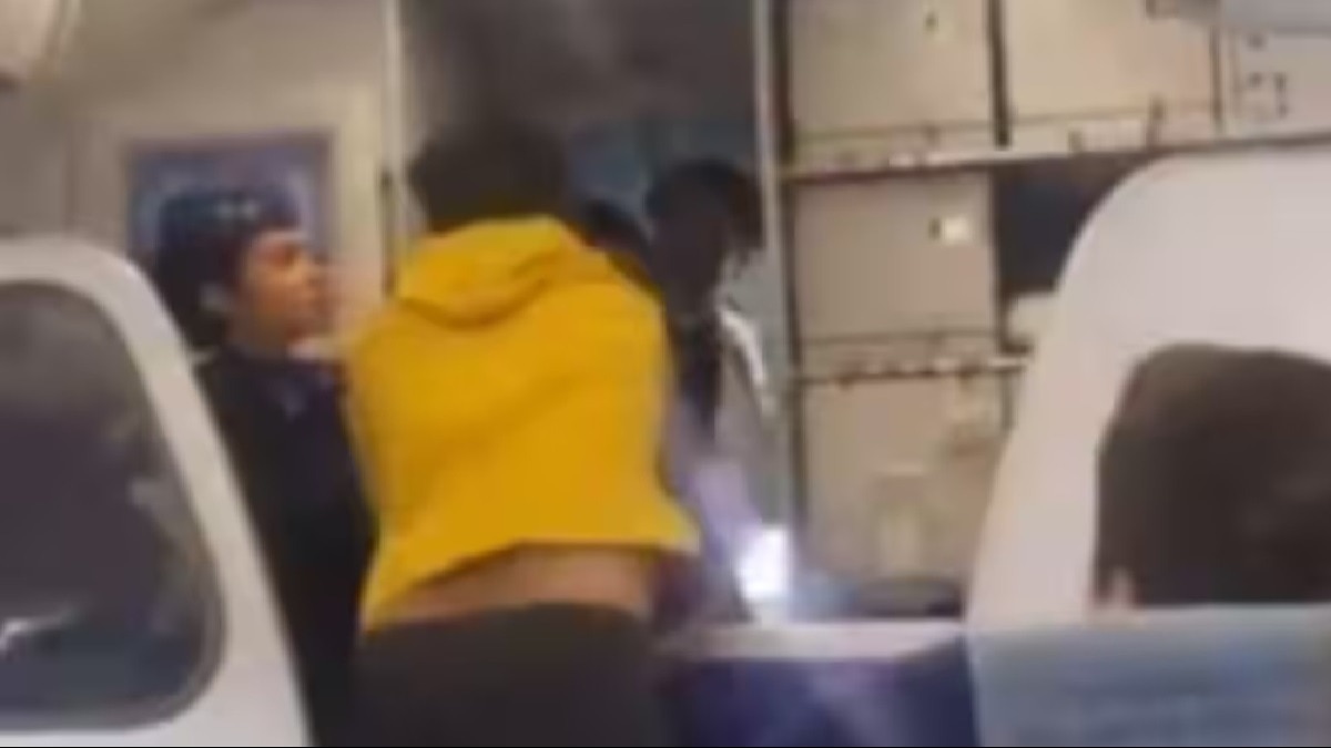 'Put him on no fly list,' say netizens as IndiGo passenger hits pilot amid flight delay 'Put him on no fly list,' say netizens as IndiGo passenger hits pilot amid flight delay