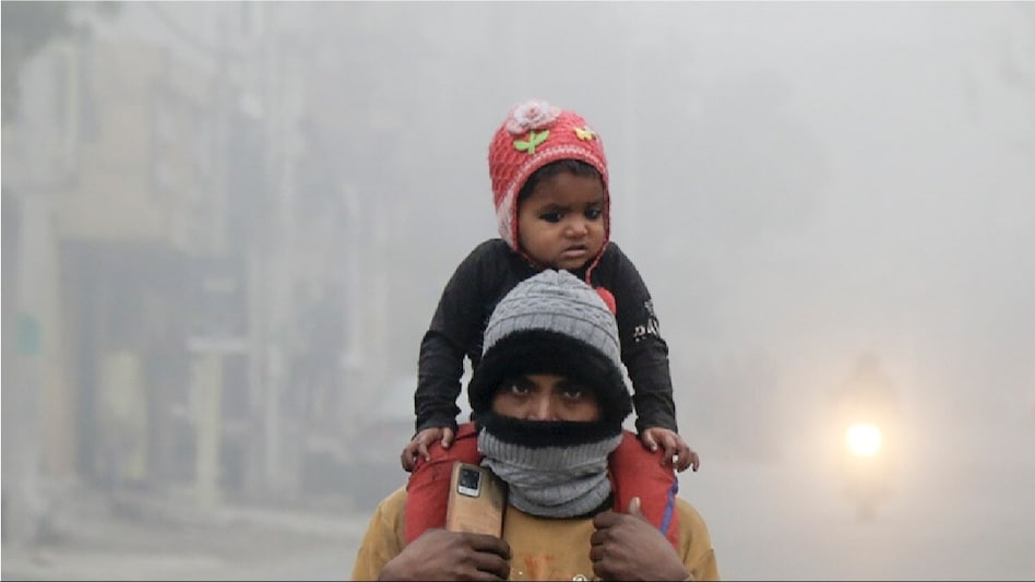 Delhi freezes as mercury drops to 4 degrees Celsius; IMD issues orange, red alert for dense fog, cold wave conditions Delhi freezes as mercury drops to 4 degrees Celsius; IMD issues orange, red alert for dense fog, cold wave conditions