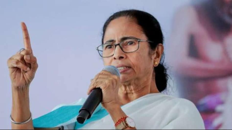 Mamata Banerjee suffered minor head injury after car met with an accident on her way to Kolkata Mamata Banerjee suffered minor head injury after car met with an accident on her way to Kolkata