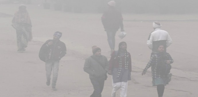 Delhi temperature today dips to 4.8 degree Celsius Delhi temperature today dips to 4.8 degree Celsius