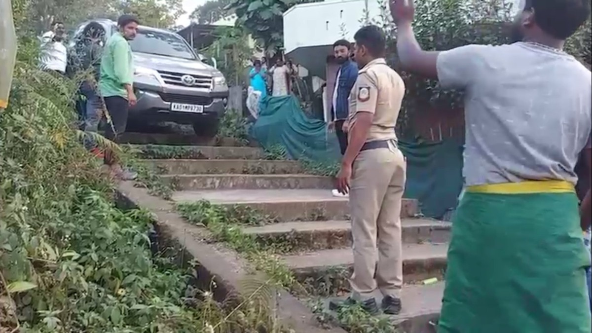 Tamil Nadu: SUV ends up at flight of steps due to Google Maps 'fastest route' Tamil Nadu: SUV ends up at flight of steps due to Google Maps 'fastest route'