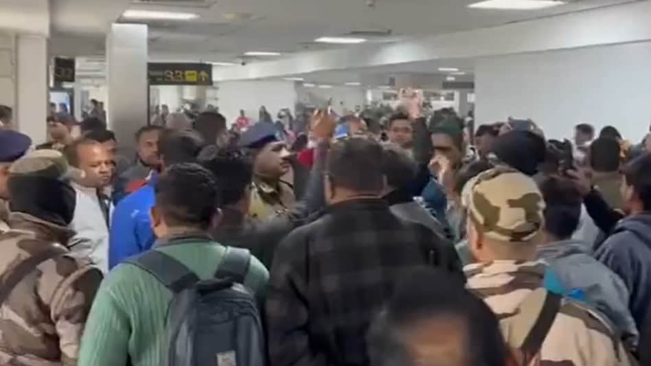 'IndiGo chor hai': Passengers protest at Delhi airport after airline cancels Deoghar-bound flight 'IndiGo chor hai': Passengers protest at Delhi airport after airline cancels Deoghar-bound flight