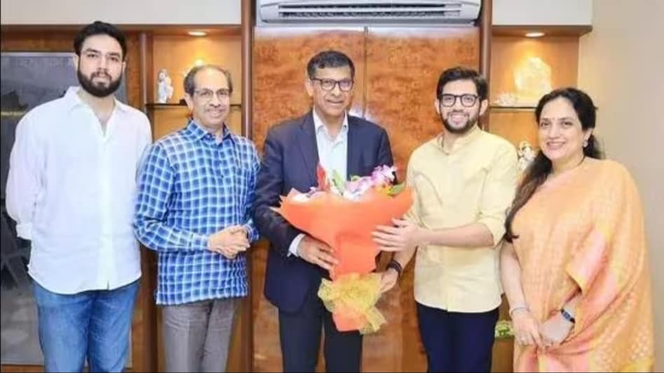 Earlier this week, Raghuram Rajan met Shiv Sena (UBT) chief Uddhav Thackeray and his family at his Bandra residence. Earlier this week, Raghuram Rajan met Shiv Sena (UBT) chief Uddhav Thackeray and his family at his Bandra residence.