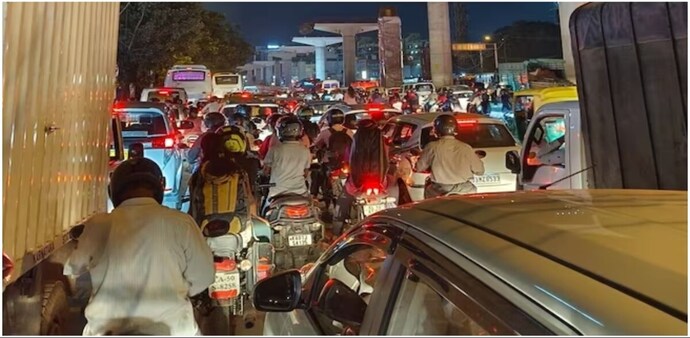 Congestion was observed on the Outer Ring Road, where a multitude of private vehicles from tech parks simultaneously exited. Congestion was observed on the Outer Ring Road, where a multitude of private vehicles from tech parks simultaneously exited.