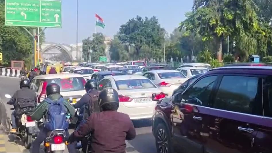 Massive traffic jam in Delhi-NCR due to farmers' protest; Section 144 imposed in Noida Massive traffic jam in Delhi-NCR due to farmers' protest; Section 144 imposed in Noida