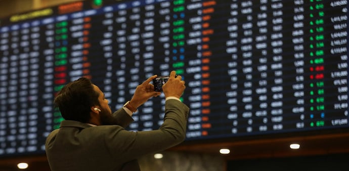 Pakistan's key stock index plunges 1,700 pts as vote count begins Pakistan's key stock index plunges 1,700 pts as vote count begins