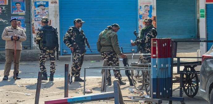Haldwani: Security personnel stand guard during curfew at Banbhoolpura in Haldwani Haldwani: Security personnel stand guard during curfew at Banbhoolpura in Haldwani