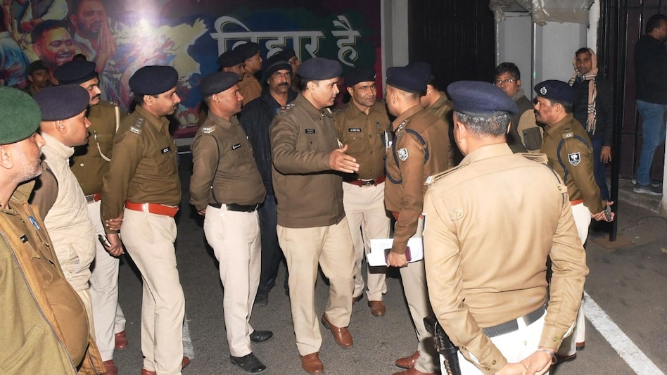 After the police arrived at Tejashwi Yadav's residence, security was beefed up to maintain law and order After the police arrived at Tejashwi Yadav's residence, security was beefed up to maintain law and order