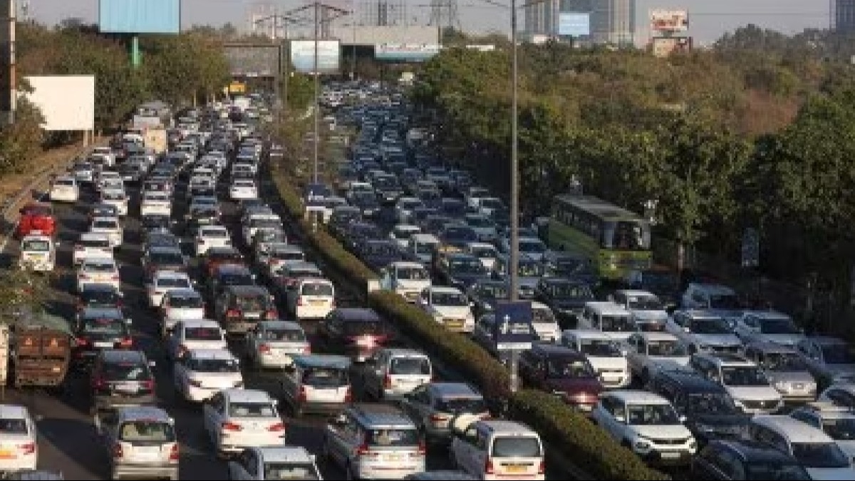 Massive traffic jams at Delhi borders due to farmers' protest; over 1-km-long vehicle queue reported Massive traffic jams at Delhi borders due to farmers' protest; over 1-km-long vehicle queue reported