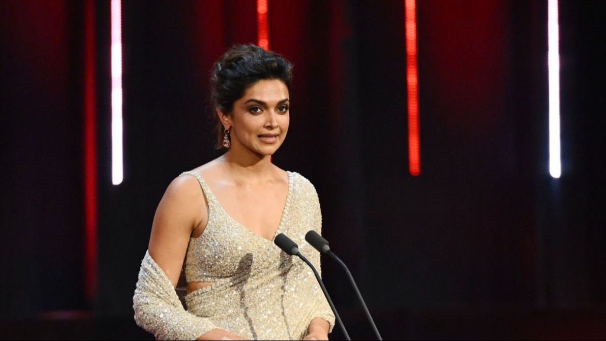 Dressed in a golden saree by Sabyasachi, she presented the award for the Film Not in English Language Award category. Dressed in a golden saree by Sabyasachi, she presented the award for the Film Not in English Language Award category.