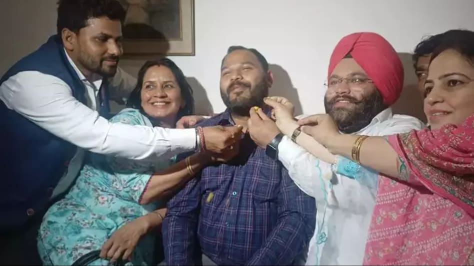 AAP's Kuldeep Kumar celebrates with his party members after SC's landmark judgment. AAP's Kuldeep Kumar celebrates with his party members after SC's landmark judgment.